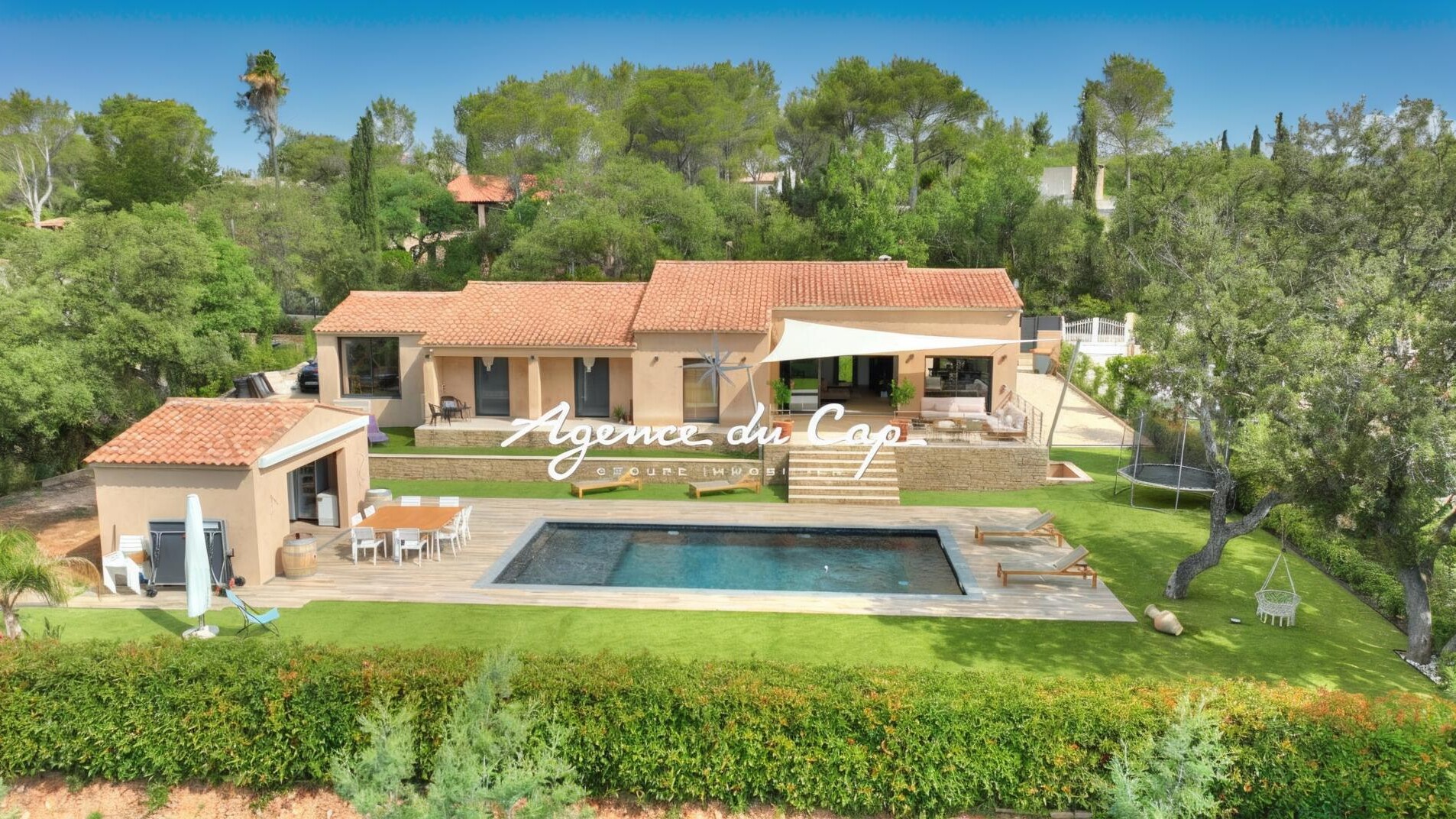 VILLA 5 PIECES RENOVÉE PLAIN PIED AVEC PISCINE POOL HOUSE QUARTIER VALESCURE A SAINT RAPHAEL