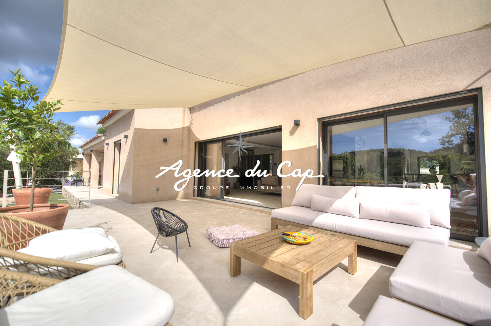 Photo VILLA 5 PIECES RENOVÉE PLAIN PIED AVEC PISCINE POOL HOUSE QUARTIER VALESCURE A SAINT RAPHAEL image 2/6