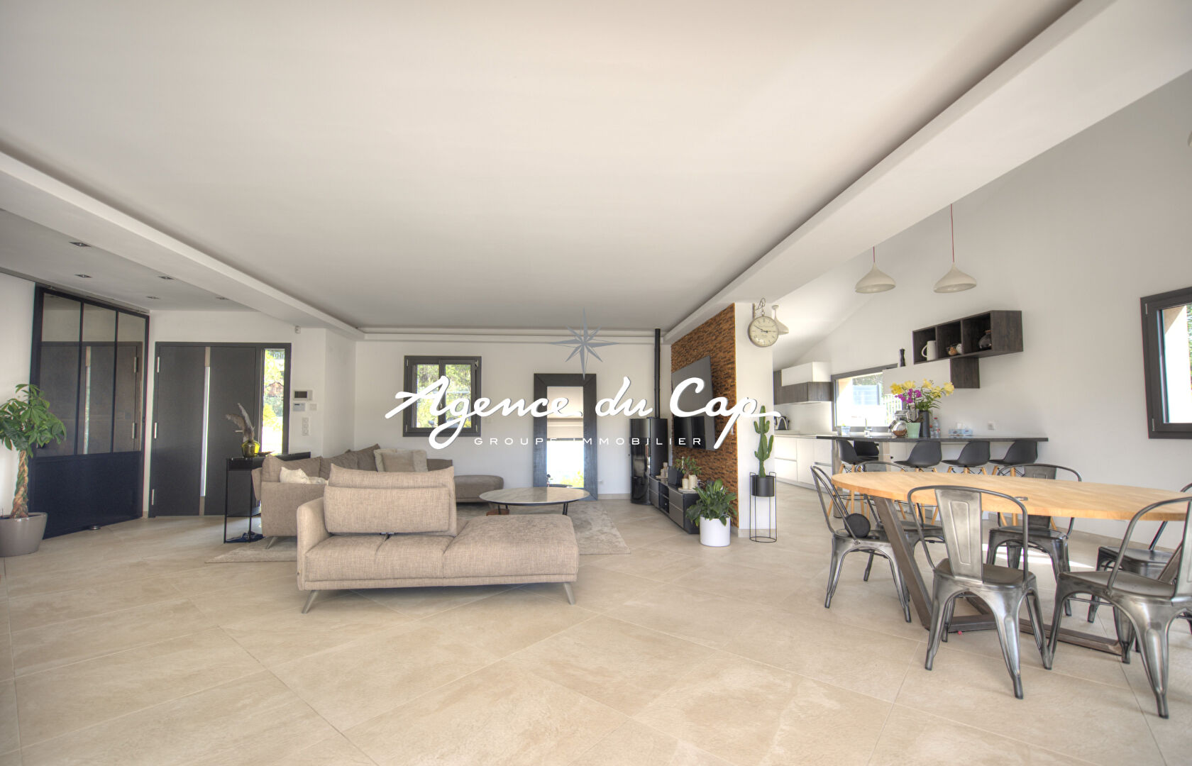 Photo VILLA 5 PIECES RENOVÉE PLAIN PIED AVEC PISCINE POOL HOUSE QUARTIER VALESCURE A SAINT RAPHAEL image 6/6