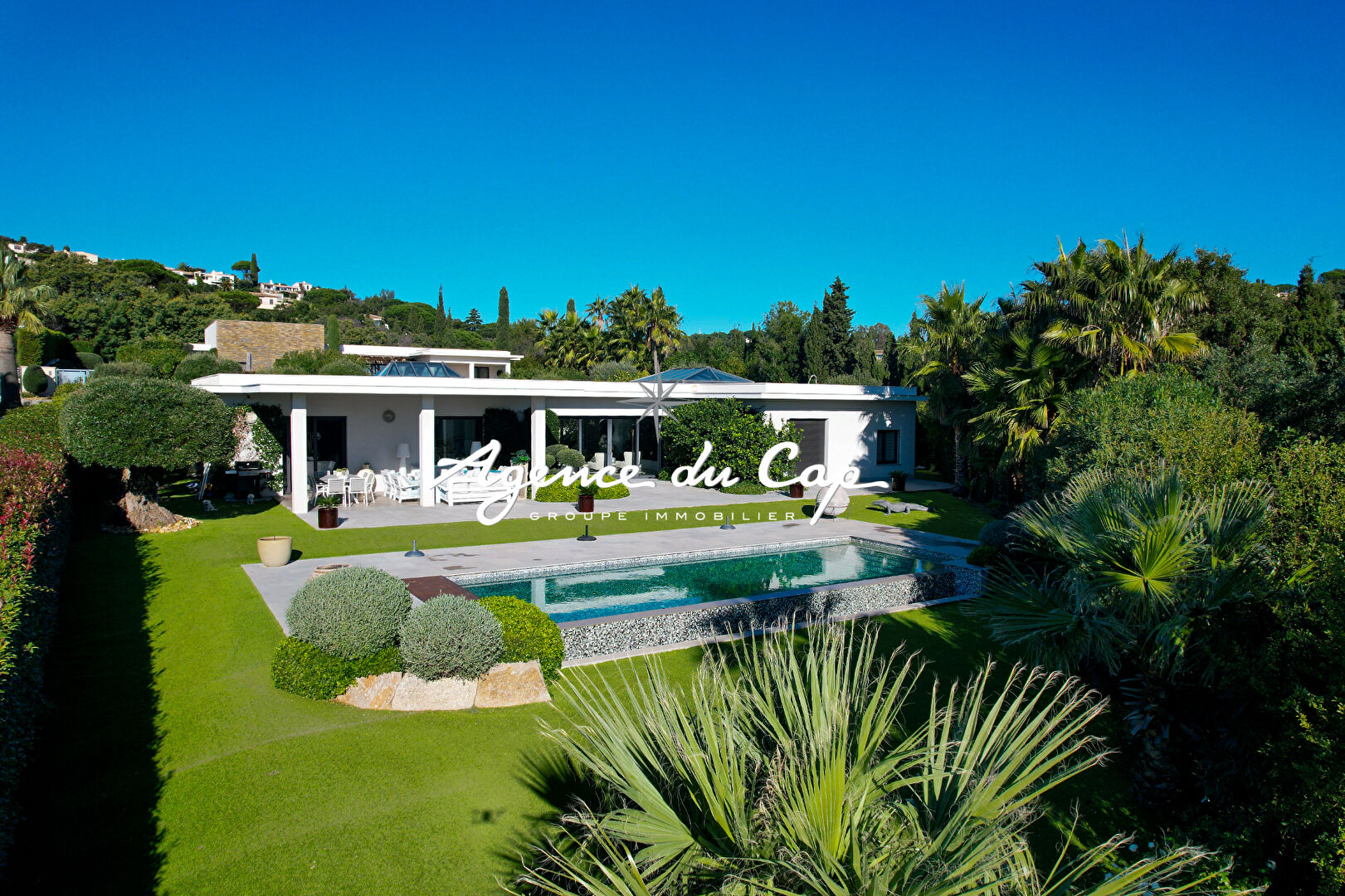 Photo VILLA LUXUEUSE DE PLAIN PIED AVEC 5 PIECES VUE MER, A PIED DES PLAGES DE GRIMAUD image 2/6