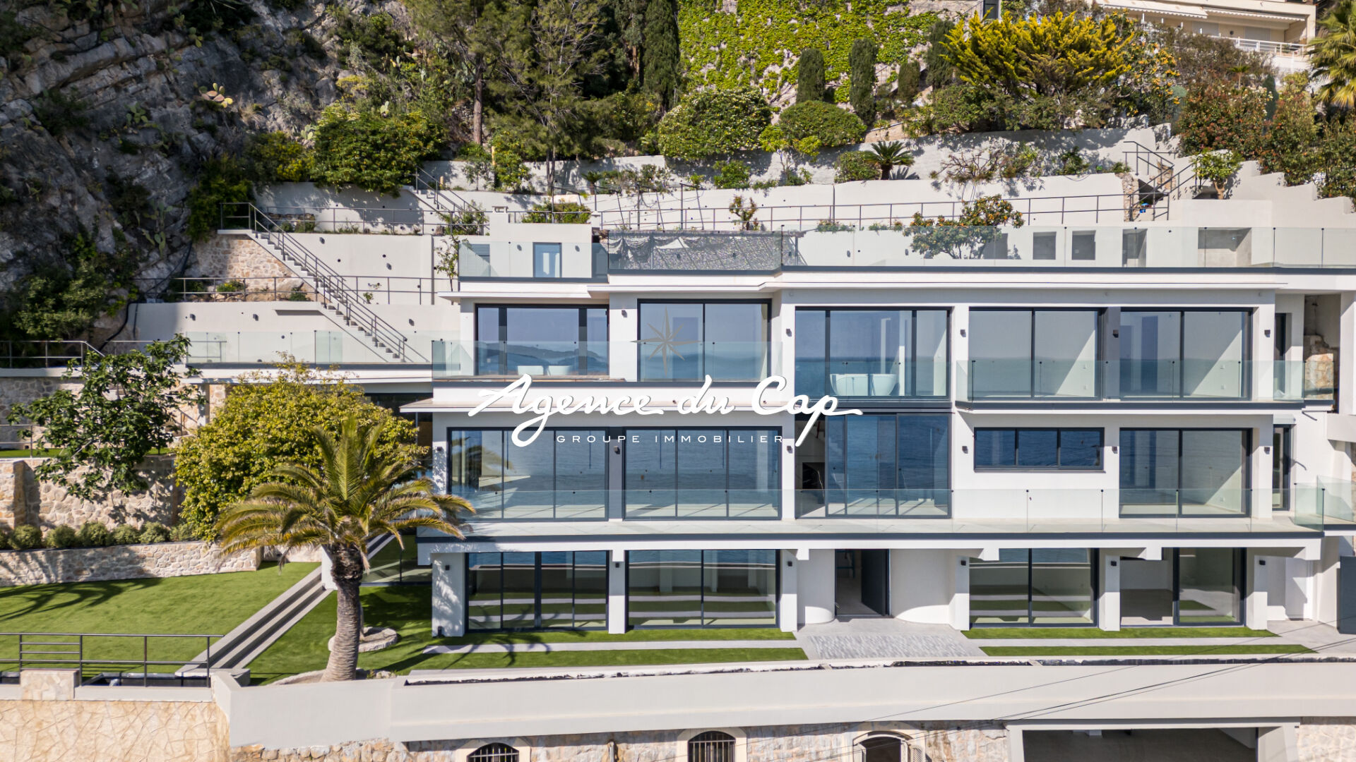 Photo VILLA D'EXCEPTION VUE MER DANS DOMAINE PRIVÉ AUX PORTES DE MONACO PISCINE PRIVATIVE GARAGE A CAP D'AIL image 2/6
