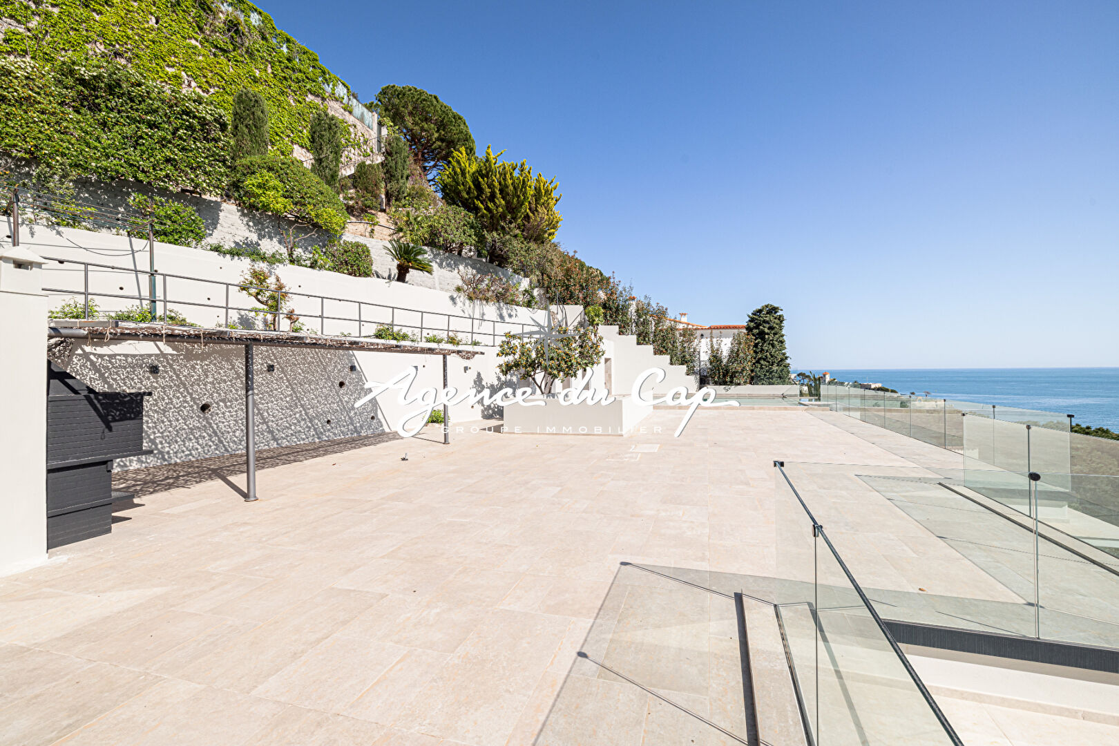 Photo VILLA D'EXCEPTION VUE MER DANS DOMAINE PRIVÉ AUX PORTES DE MONACO PISCINE PRIVATIVE GARAGE A CAP D'AIL image 6/6