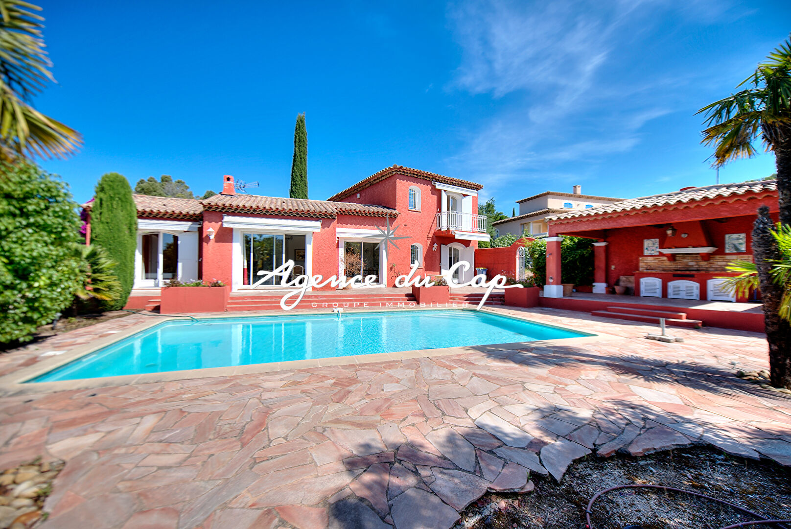 VILLA 4 PIECES AVEC PISCINE ET GARAGE A VALESCURE AU CALME  PROCHE DES GOLFS .