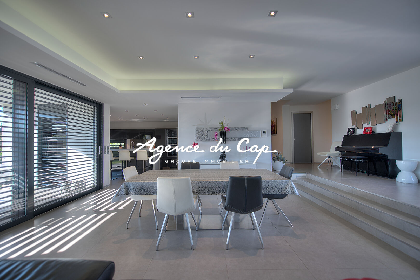 Photo **SOUS COMPROMIS**   SAINT RAPHAEL VALESCURE VILLA CONTEMPORAINE 7 PIECES 216M² PISCINE image 3/6