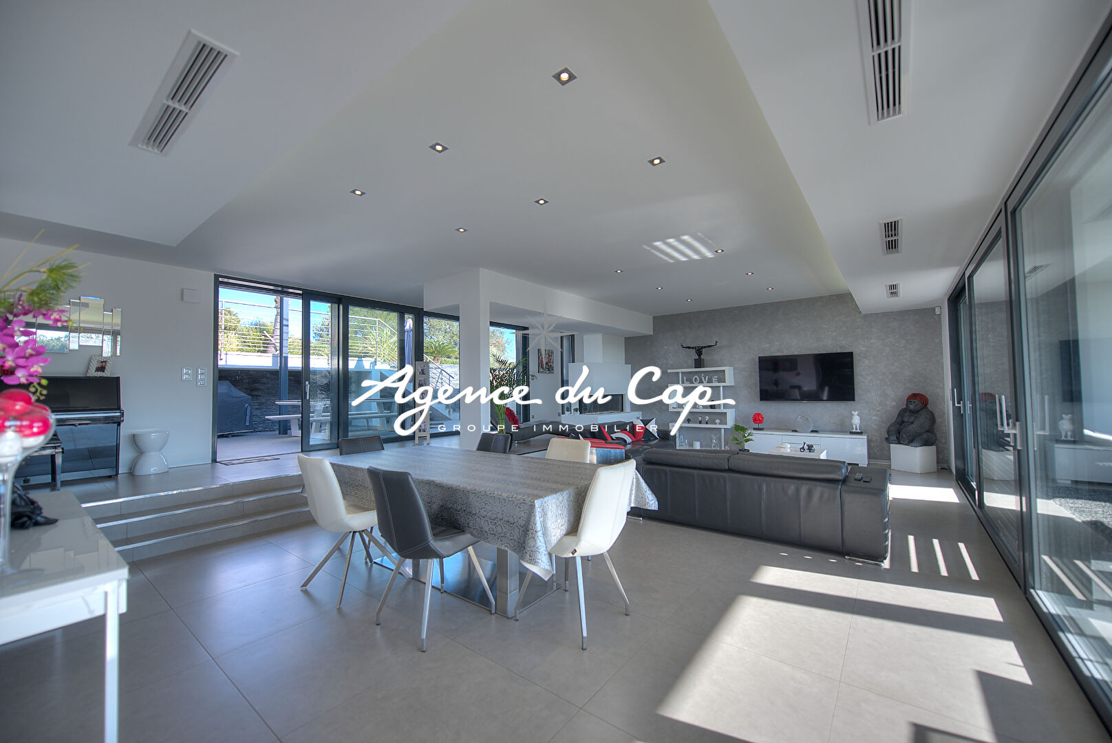 Photo **SOUS COMPROMIS**   SAINT RAPHAEL VALESCURE VILLA CONTEMPORAINE 7 PIECES 216M² PISCINE image 6/6