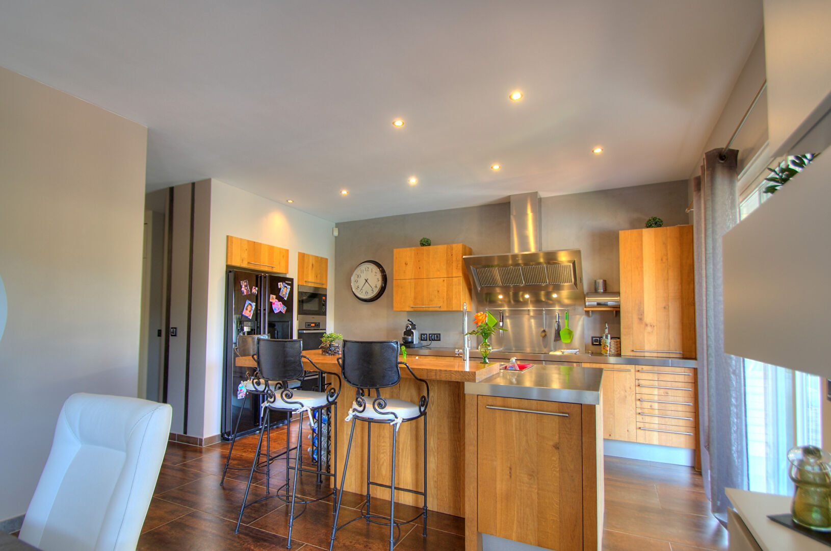 Photo VILLA 6 PIECES AMBIANCE CONTEMPORAINE DOMAINE PRIVÉ SECURISÉ AVEC PISCINE PRIVATIVE ET GARAGE image 6/6