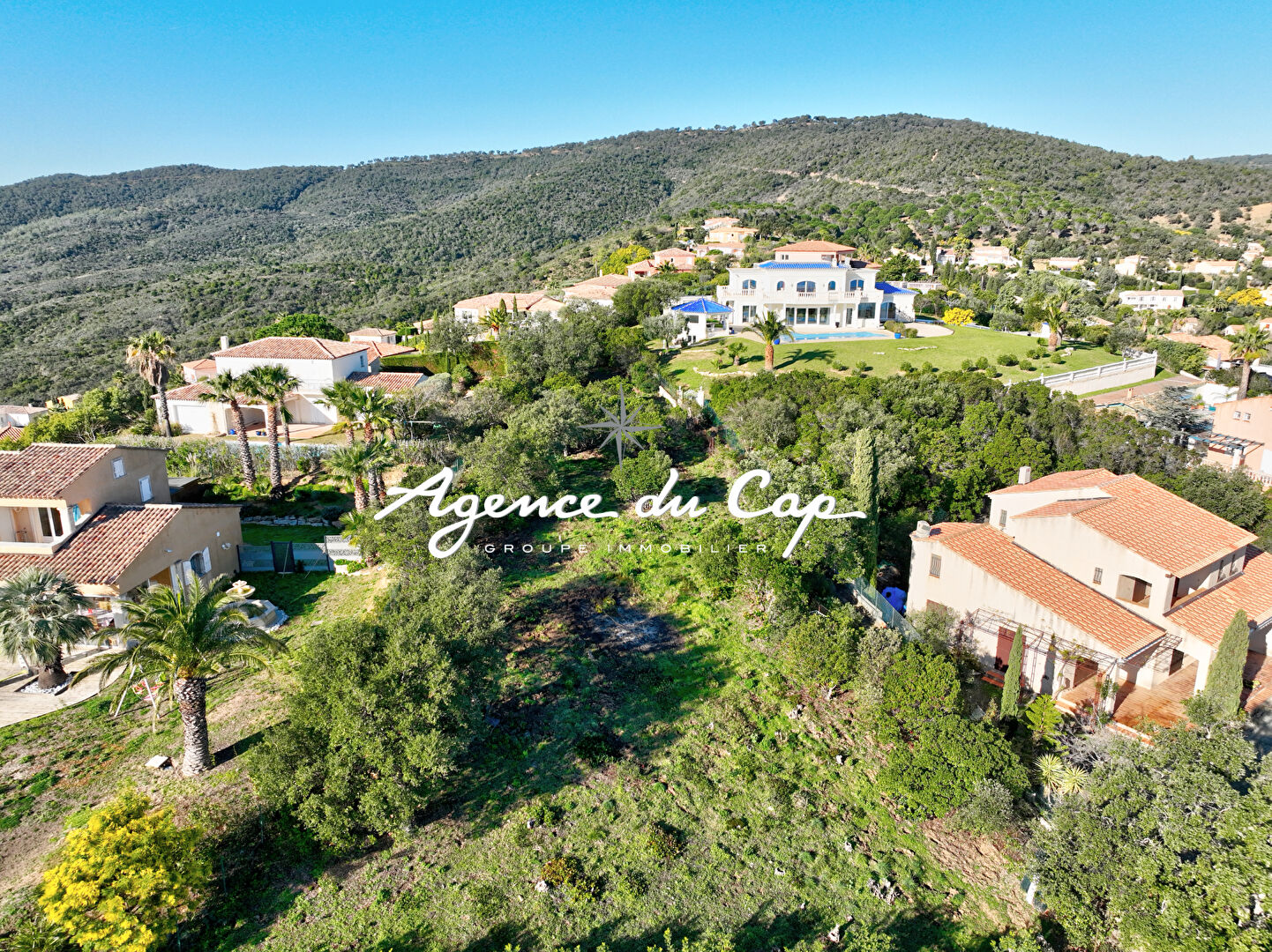 Photo À VENDRE TERRAIN CONSTRUCTIBLE DE 1826M² AVEC VUE MER, AUX ISSAMBRES PROCHE MER image 3/6