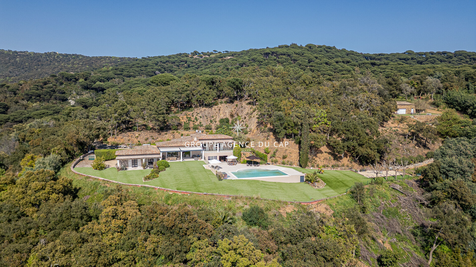 VILLA VUE DEGAGEE JUSQU'A LA MER HELIPORT PISCINE GARAGE LA CROIX VALMER