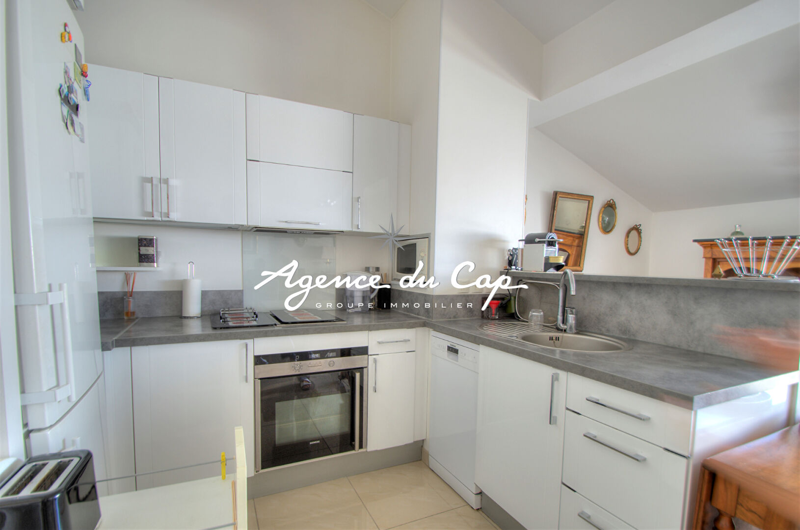Photo A VENDRE APPARTEMENT T2 FACE AU VIEUX PORT EN DERNIER ETAGE DANS RESIDENCE RECENTE AVEC GARAGE A SAINT RAPHAEL image 2/6
