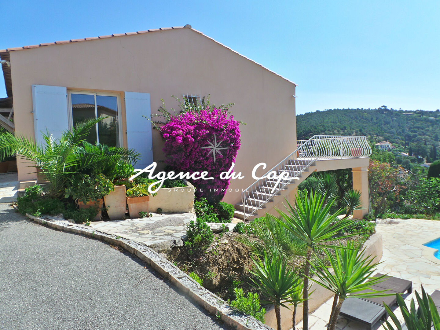 VILLA AVEC POTENTIEL À VENDRE DE 185M², COMPRENANT 9 PIÈCES AVEC PISCINE ET PARKING, AUX ISSAMBRES