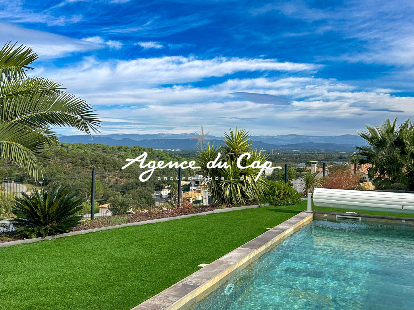 À VENDRE VILLA 157M² AVEC 4 CHAMBRES PISCINE ET GARAGE DOUBLE, VUE SUR LES ETANGS ET LES MASSIFS DE L'ESTEREL À SAINT AYGULF