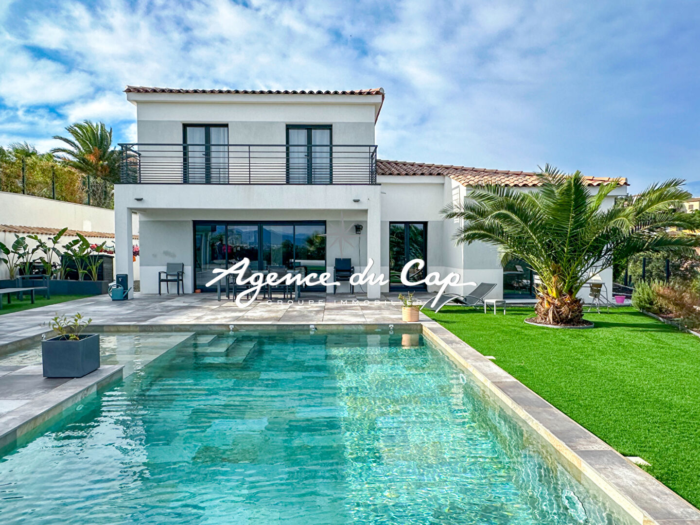 Photo À VENDRE VILLA 157M² AVEC 4 CHAMBRES PISCINE ET GARAGE DOUBLE, VUE SUR LES ETANGS ET LES MASSIFS DE L'ESTEREL À SAINT AYGULF image 2/6