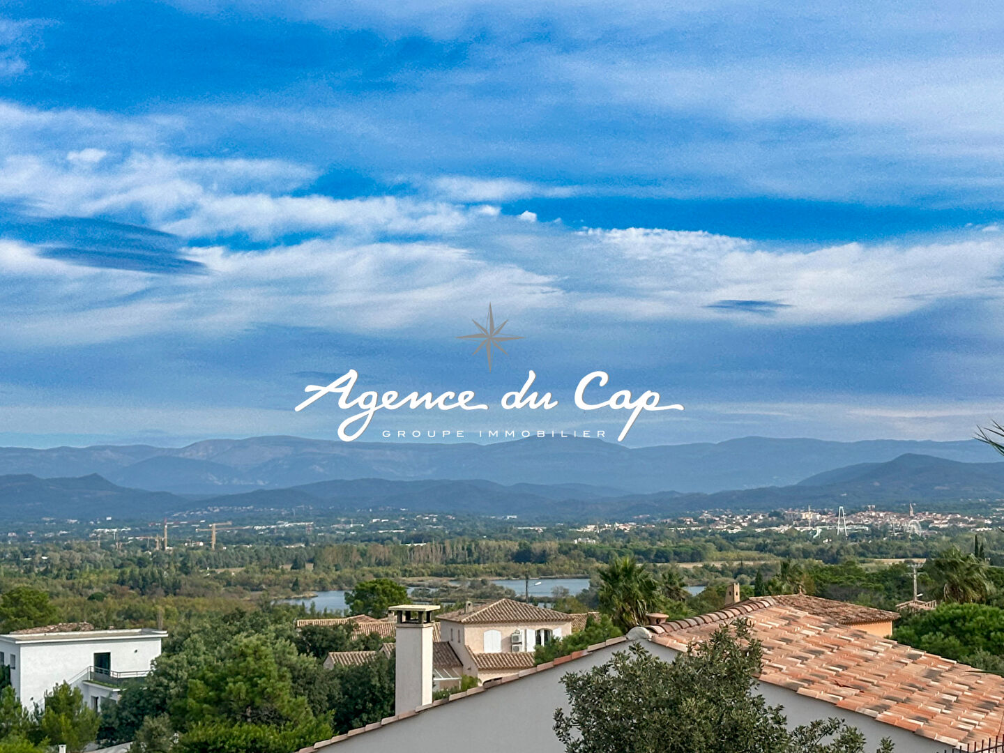Photo À VENDRE VILLA 157M² AVEC 4 CHAMBRES PISCINE ET GARAGE DOUBLE, VUE SUR LES ETANGS ET LES MASSIFS DE L'ESTEREL À SAINT AYGULF image 3/6