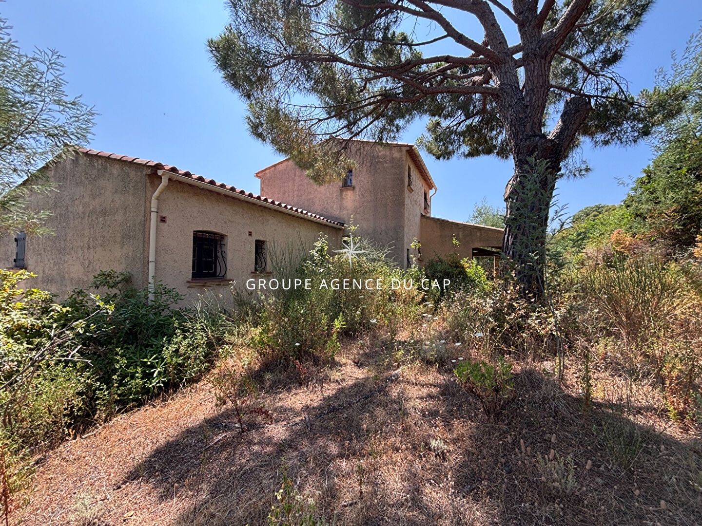 Photo TERRAIN À VENDRE DE 1 463 M² AVEC VUE MER ET PERMIS DE CONSTRUIRE ACCEPTÉ, SITUÉ DANS UN DOMAINE PRIVÉ AUX ISSAMBRES image 3/6