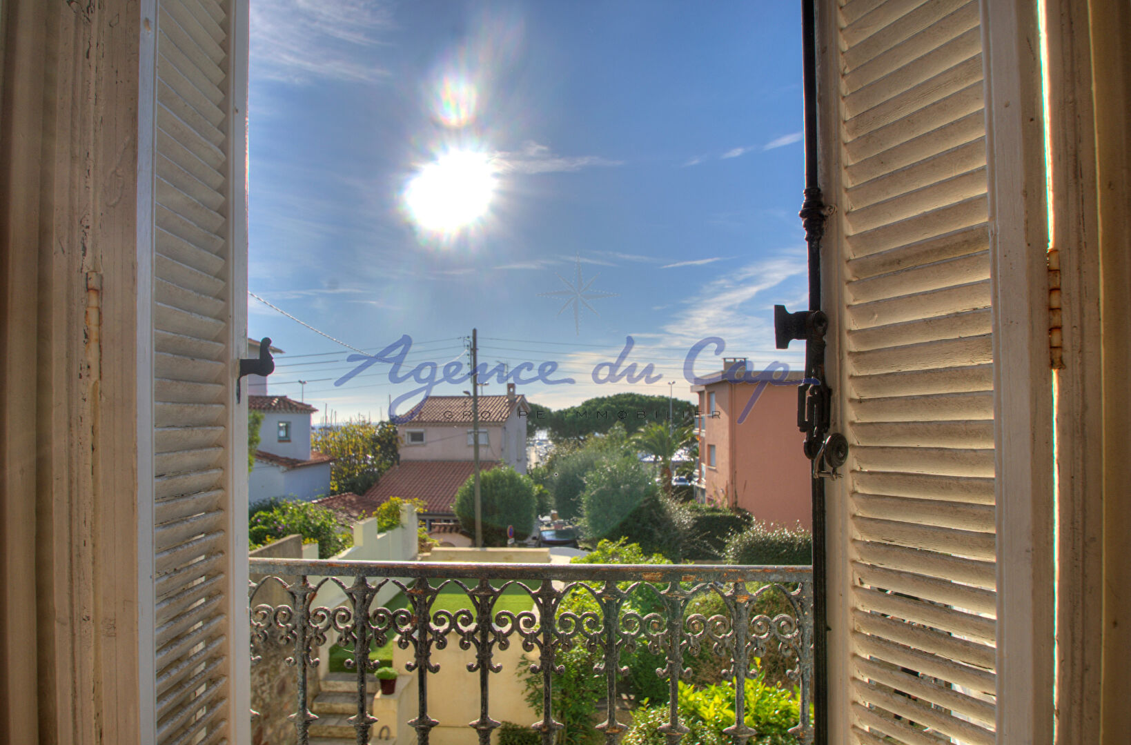 Photo VILLA BELLE EPOQUE  RENOVÉE AVEC GARAGE TOUT A PIED FACE AU PORT SANTA LUCIA A SAINT RAPHAEL image 4/6