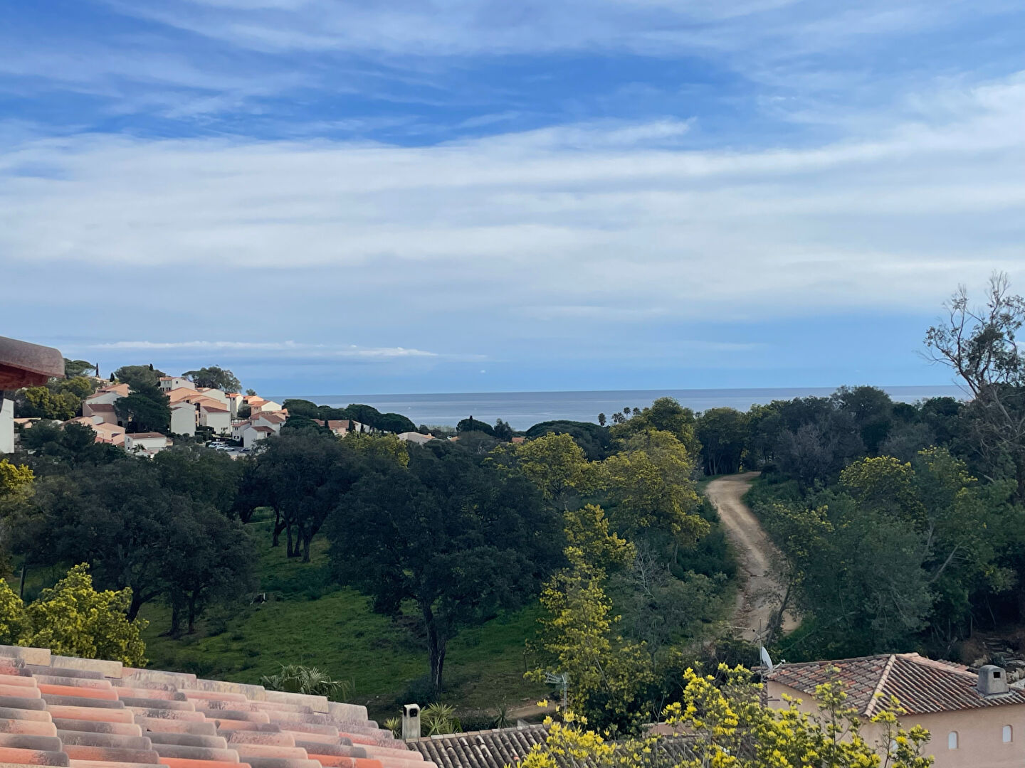 À VENDRE VILLA 7 PIÈCES 152M² AVEC 3 CHAMBRES, UNE PISCINE ET UNE TERRASSE AVEC VUE MER, DANS UN DOMAINE À 800M DES PLAGES DES ISSAMBRES
