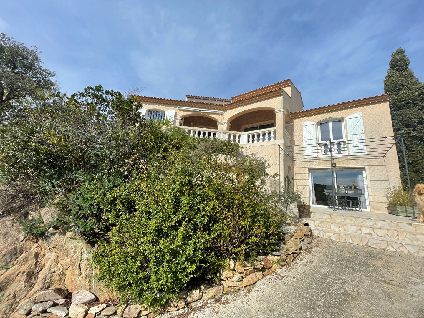 Photo À VENDRE VILLA 7 PIÈCES 152M² AVEC 3 CHAMBRES, UNE PISCINE ET UNE TERRASSE AVEC VUE MER, DANS UN DOMAINE À 800M DES PLAGES DES ISSAMBRES image 3/6