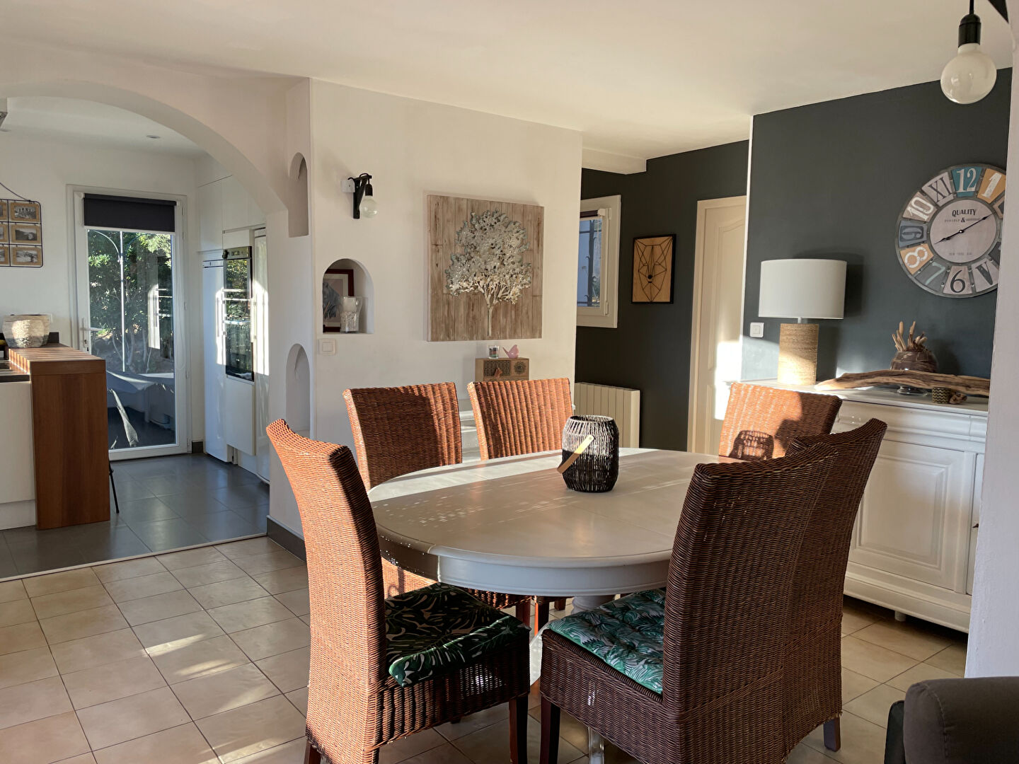 Photo À VENDRE VILLA 7 PIÈCES 152M² AVEC 3 CHAMBRES, UNE PISCINE ET UNE TERRASSE AVEC VUE MER, DANS UN DOMAINE À 800M DES PLAGES DES ISSAMBRES image 4/6