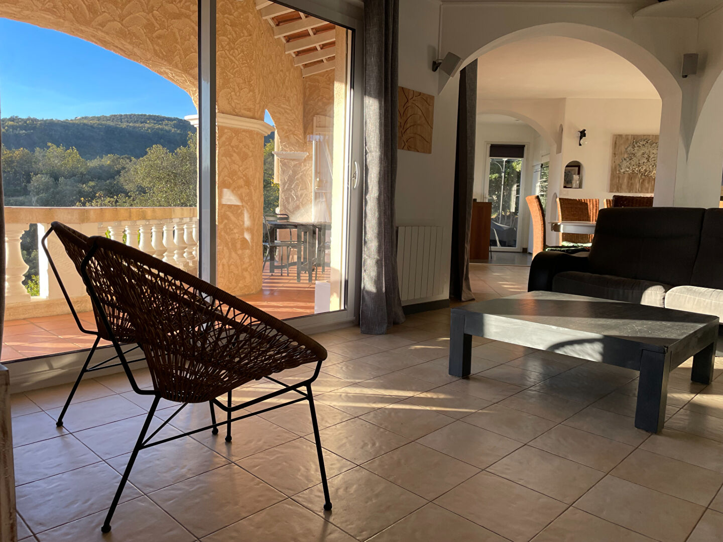 Photo À VENDRE VILLA 7 PIÈCES 152M² AVEC 3 CHAMBRES, UNE PISCINE ET UNE TERRASSE AVEC VUE MER, DANS UN DOMAINE À 800M DES PLAGES DES ISSAMBRES image 5/6