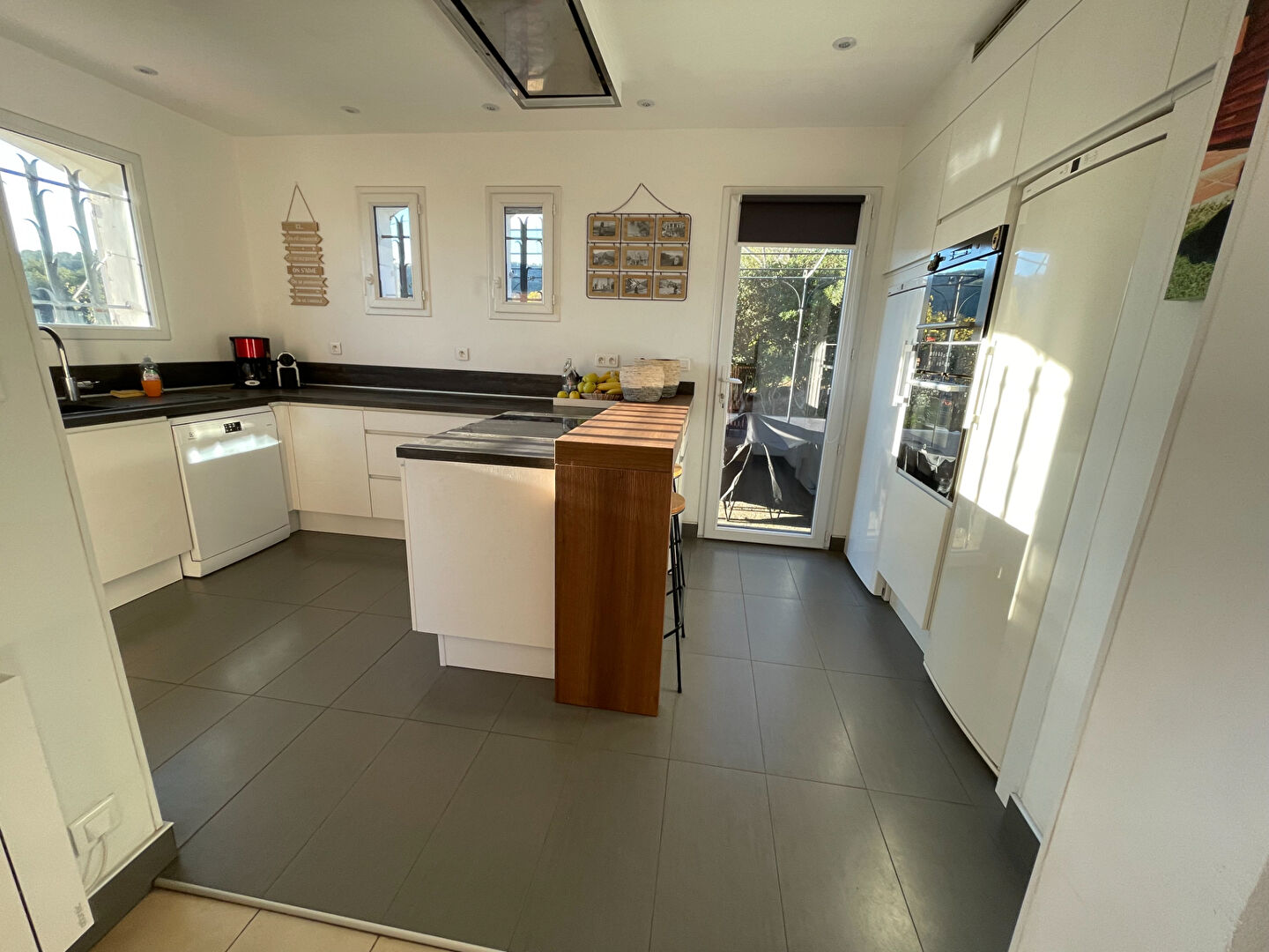 Photo À VENDRE VILLA 7 PIÈCES 152M² AVEC 3 CHAMBRES, UNE PISCINE ET UNE TERRASSE AVEC VUE MER, DANS UN DOMAINE À 800M DES PLAGES DES ISSAMBRES image 6/6