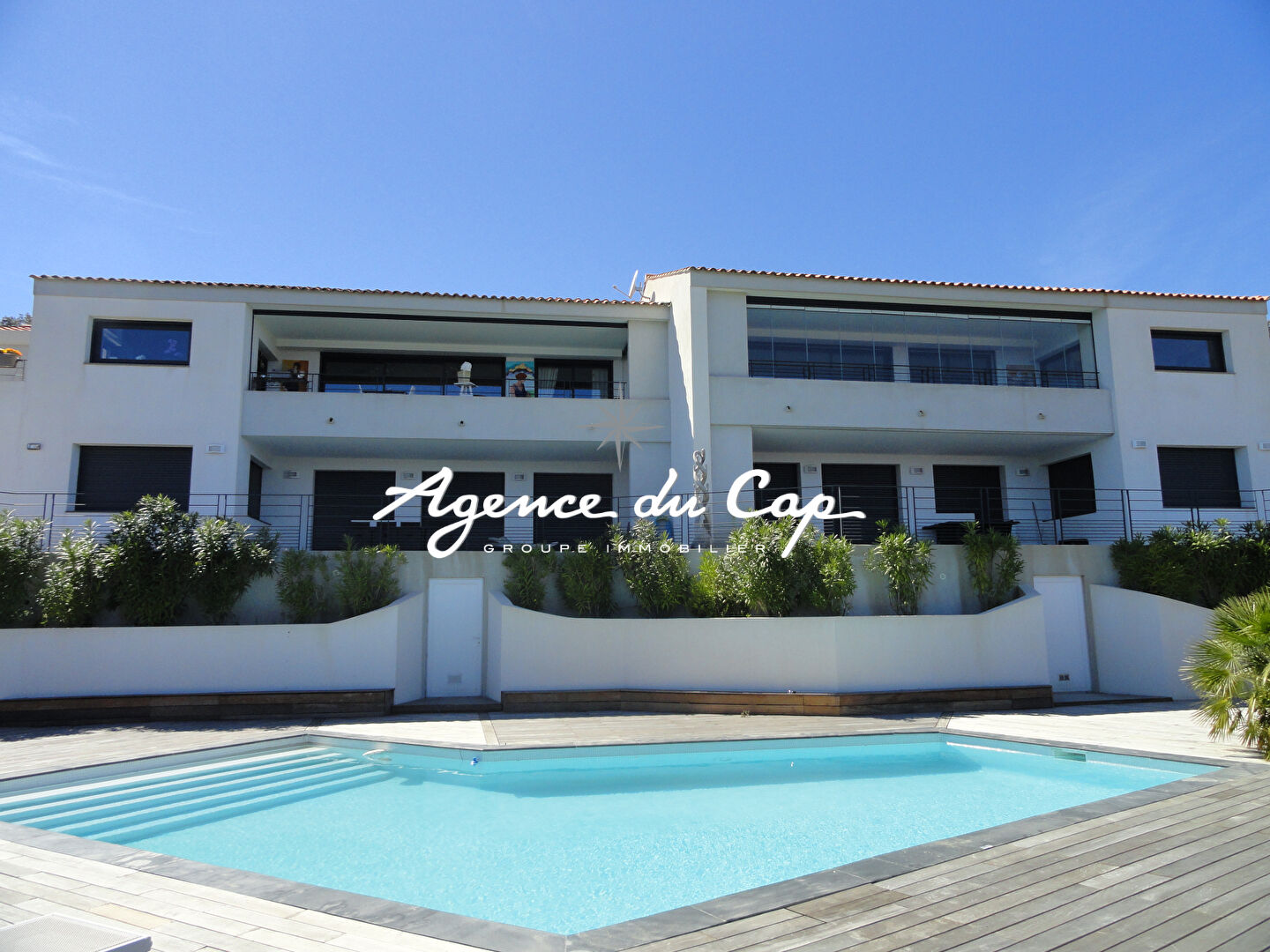Photo APPARTEMENT T3 82M² AVEC 2 CHAMBRES VUE MER PANORAMIQUE SUR LA BAIE DE SAINT RAPHAEL, DANS UNE RÉSIDENCE AVEC PISCINE ET PARKING AUX ISSAMBRES image 2/6