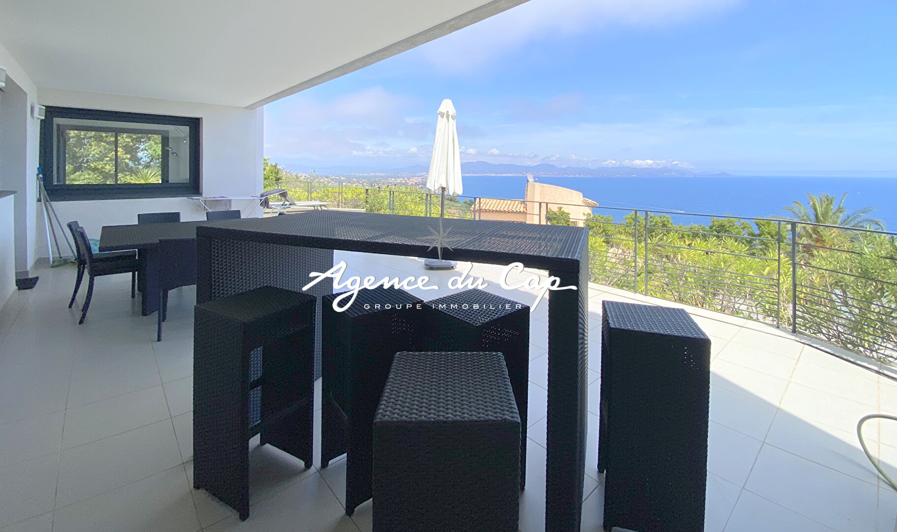 Photo APPARTEMENT T3 82M² AVEC 2 CHAMBRES VUE MER PANORAMIQUE SUR LA BAIE DE SAINT RAPHAEL, DANS UNE RÉSIDENCE AVEC PISCINE ET PARKING AUX ISSAMBRES image 3/6
