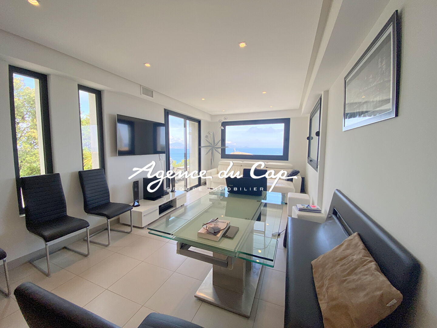 Photo APPARTEMENT T3 82M² AVEC 2 CHAMBRES VUE MER PANORAMIQUE SUR LA BAIE DE SAINT RAPHAEL, DANS UNE RÉSIDENCE AVEC PISCINE ET PARKING AUX ISSAMBRES image 4/6