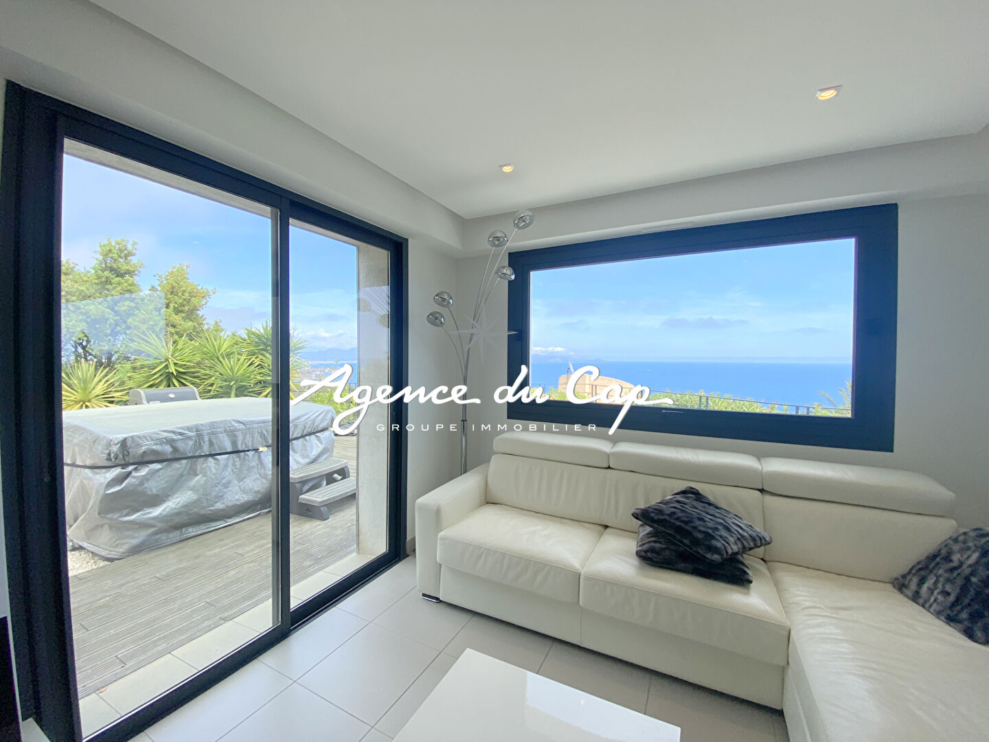 Photo APPARTEMENT T3 82M² AVEC 2 CHAMBRES VUE MER PANORAMIQUE SUR LA BAIE DE SAINT RAPHAEL, DANS UNE RÉSIDENCE AVEC PISCINE ET PARKING AUX ISSAMBRES image 5/6