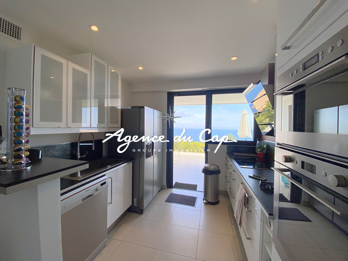 Photo APPARTEMENT T3 82M² AVEC 2 CHAMBRES VUE MER PANORAMIQUE SUR LA BAIE DE SAINT RAPHAEL, DANS UNE RÉSIDENCE AVEC PISCINE ET PARKING AUX ISSAMBRES image 6/6