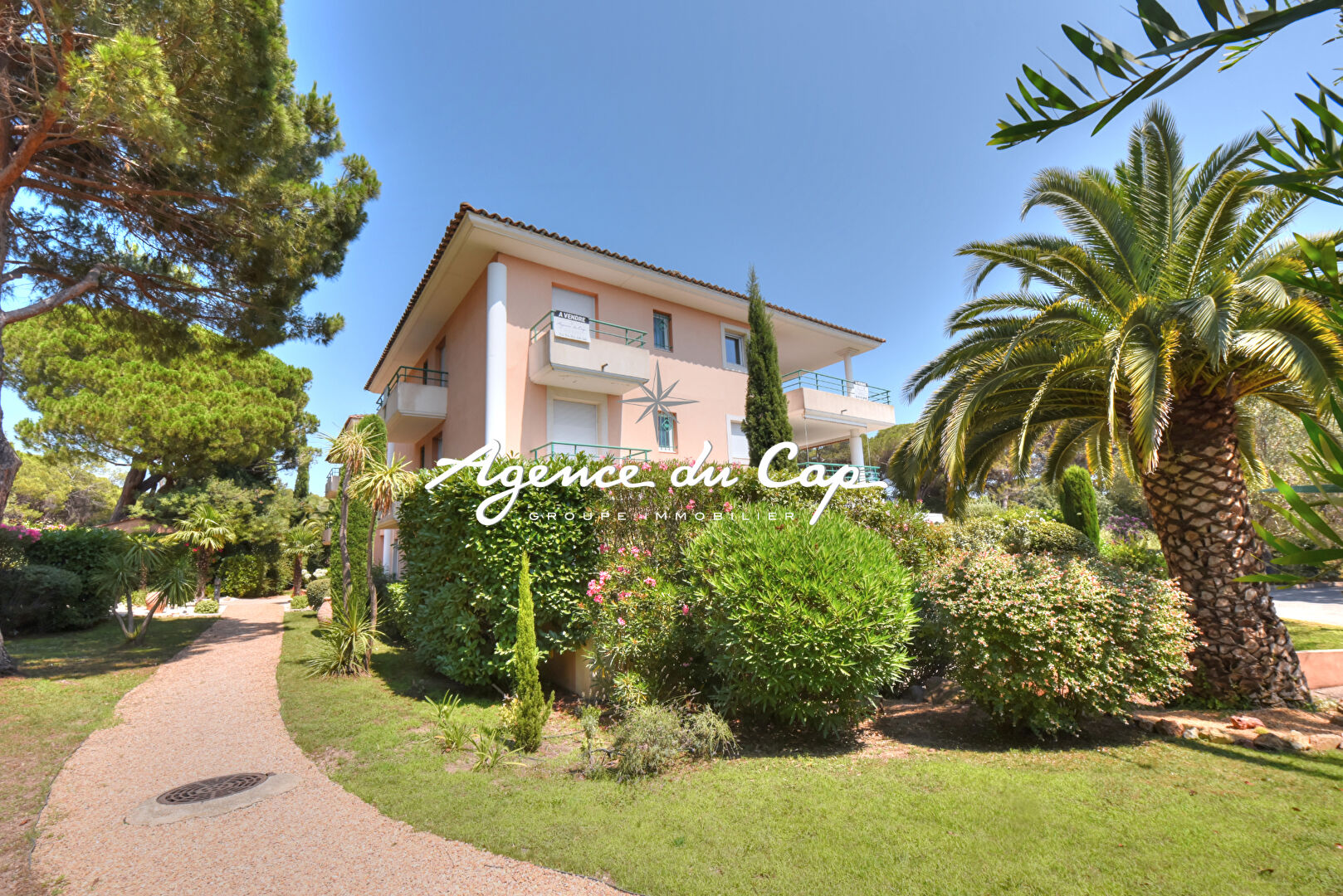 SAINT RAPHAEL APPARTEMENT  3 PIECES 75 m2 AVEC TERRASSE VUE GOLF
