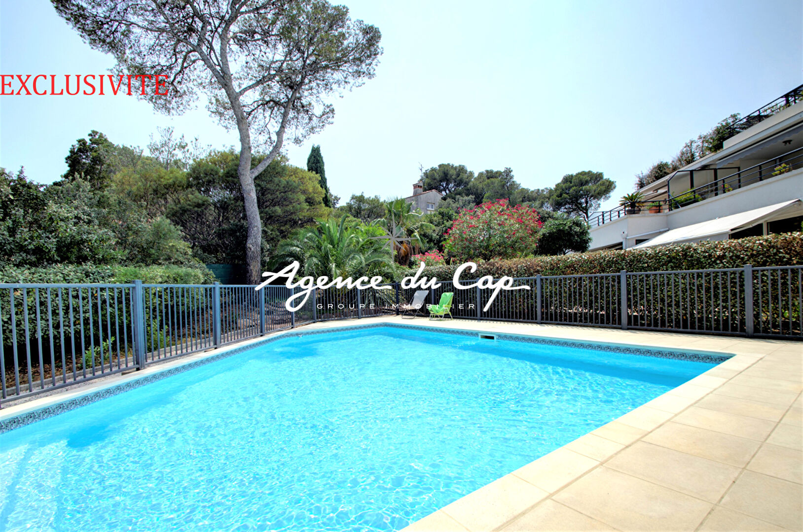 APPARTEMENT DERNIER ETAGE  VASTE TERRASSE PISCINE GARAGE ET PARKING PRIVATIF DANS RESIDENCE SECURISÉ PARC SANTA LUCIA A SAINT RAPHAEL