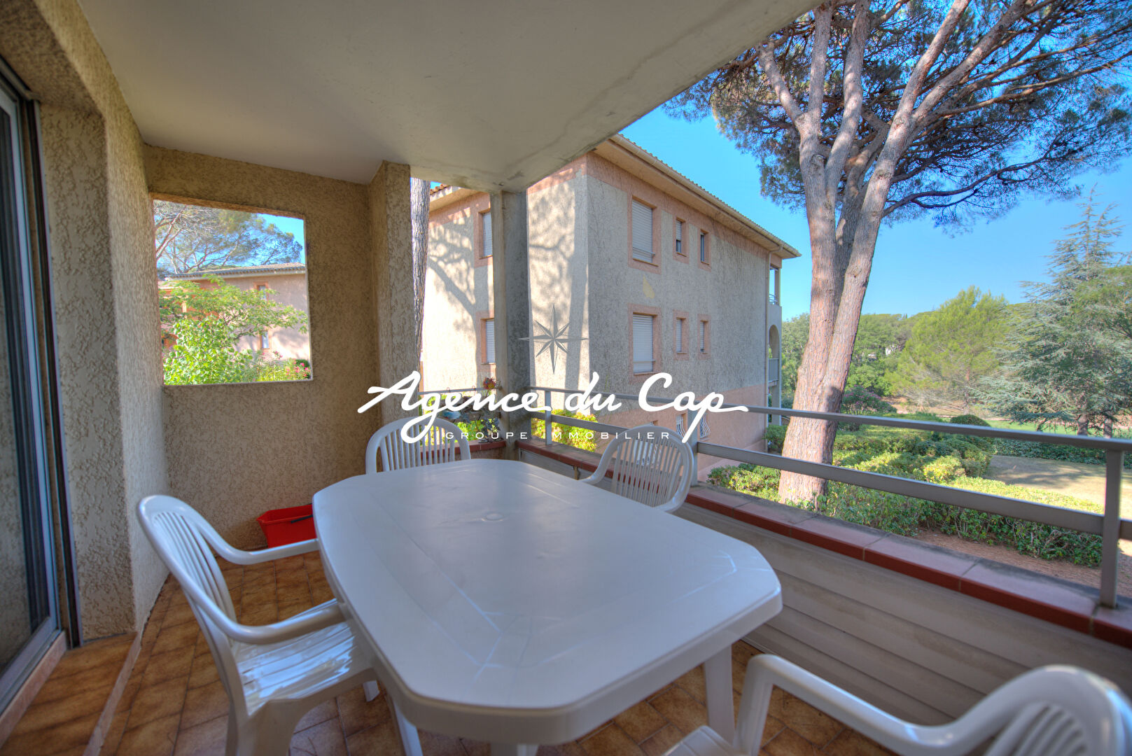 Photo A VENDRE APPARTEMENT 2 PIECES DE 47m2 AVEC TERRASSE PARKING PRIVATIF  AU COEUR DES GOLFS A SAINT RAPHAEL image 2/6