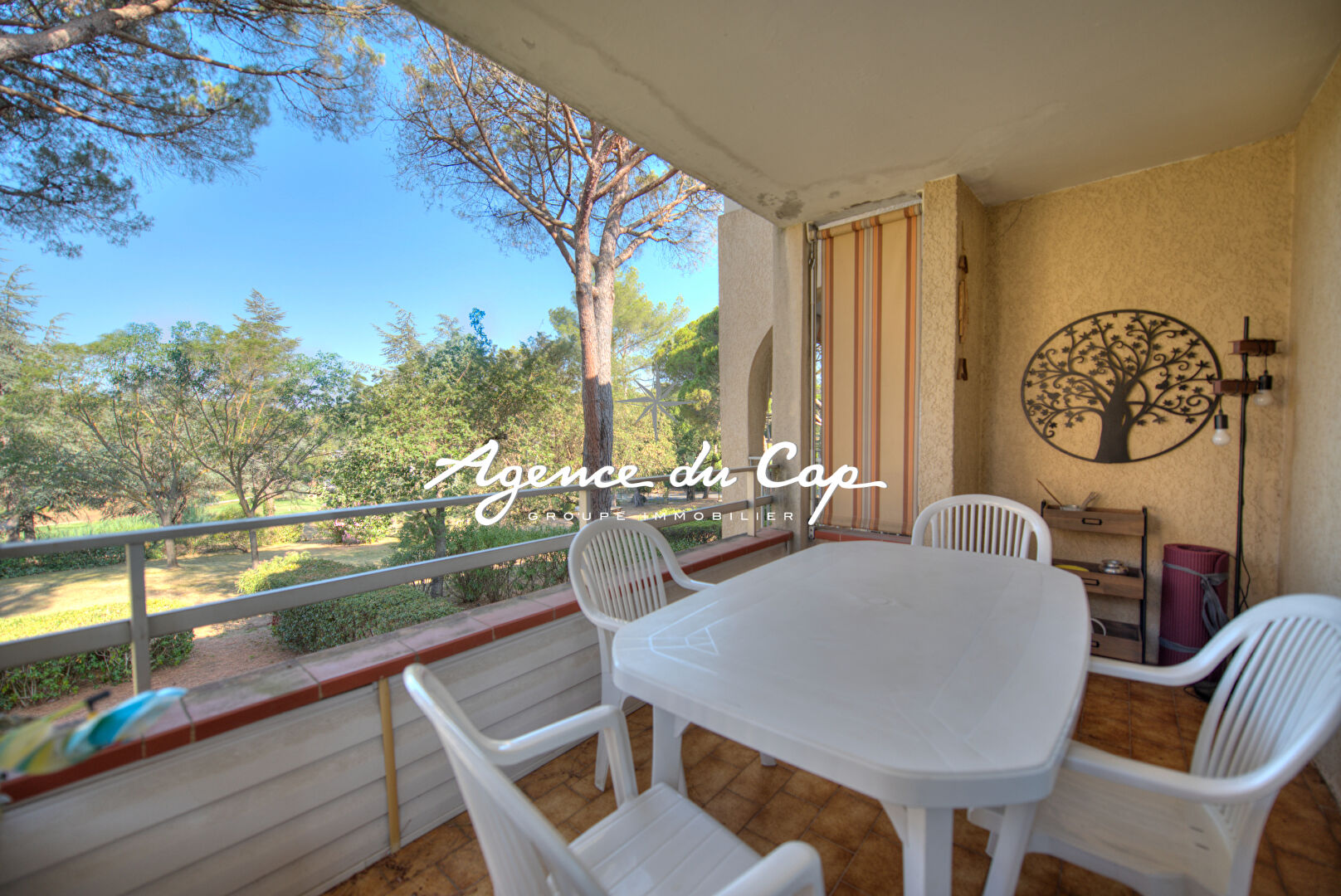 Photo A VENDRE APPARTEMENT 2 PIECES DE 47m2 AVEC TERRASSE PARKING PRIVATIF  AU COEUR DES GOLFS A SAINT RAPHAEL image 5/6