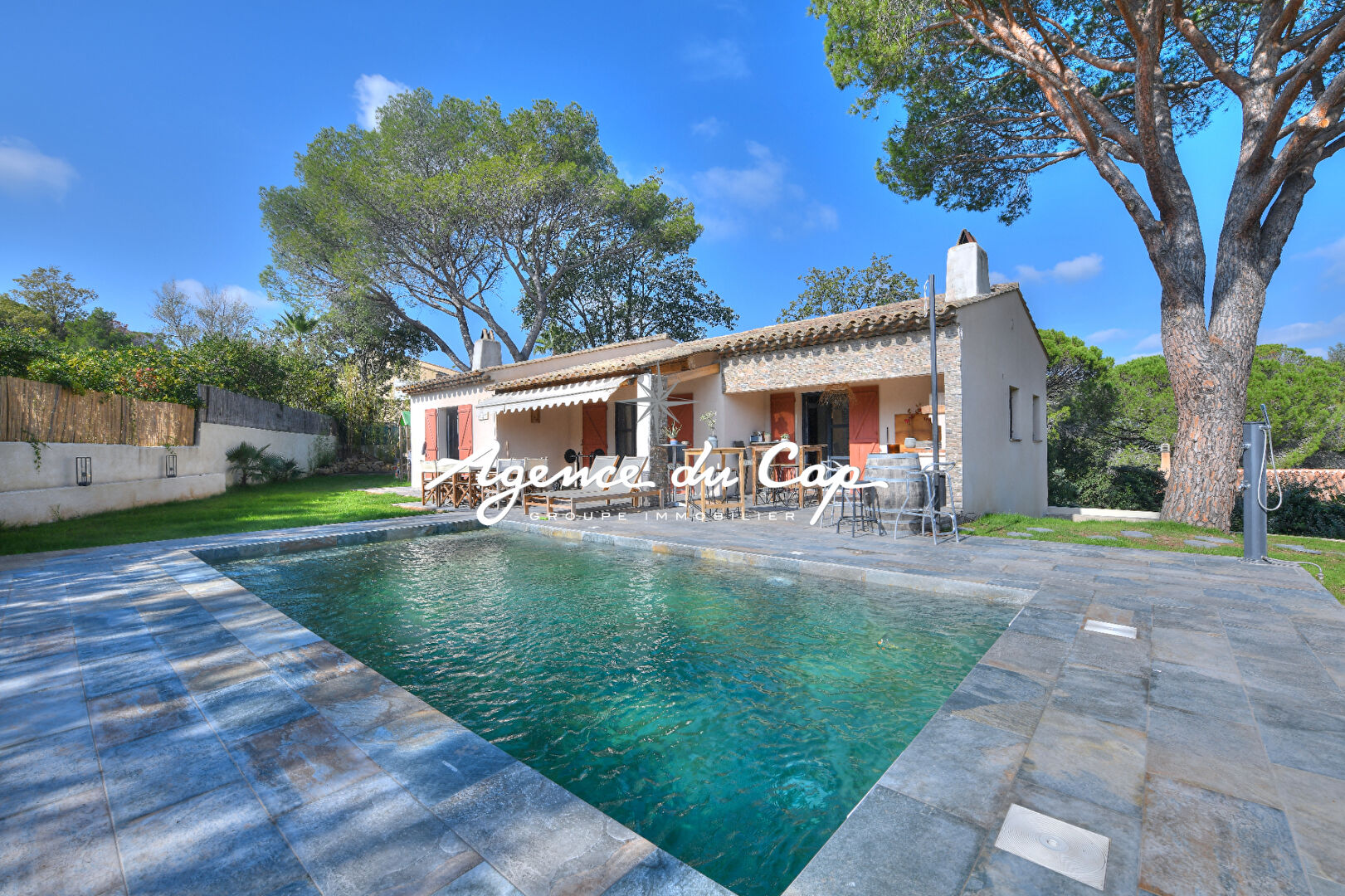 VILLA 5 PIECES RENOVÉE  DE PLAIN PIED  AVEC PISCINE  ET GARAGE AU CALME A FREJUS