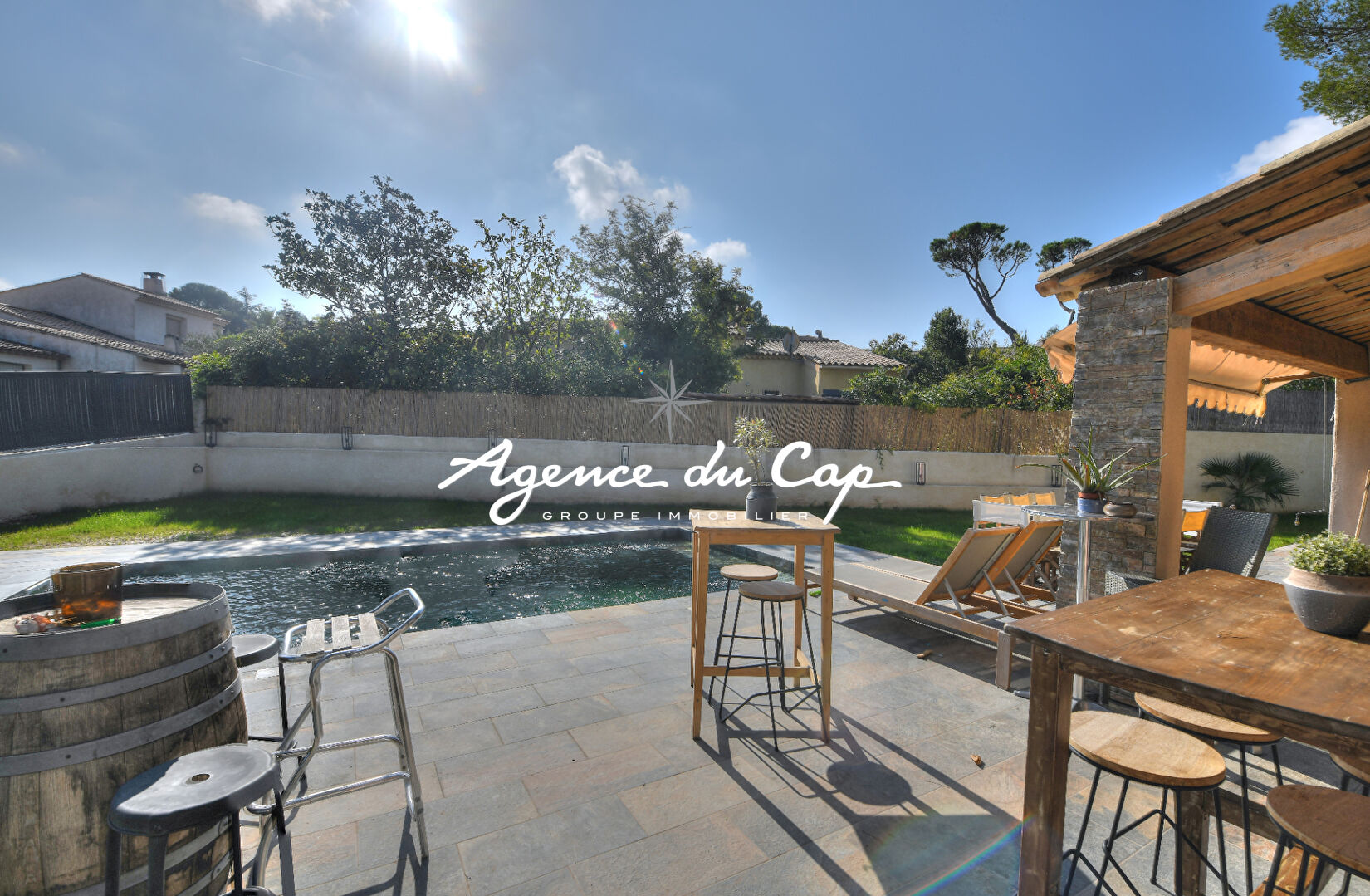 Photo VILLA 5 PIECES RENOVÉE  DE PLAIN PIED  AVEC PISCINE  ET GARAGE AU CALME A FREJUS image 2/6