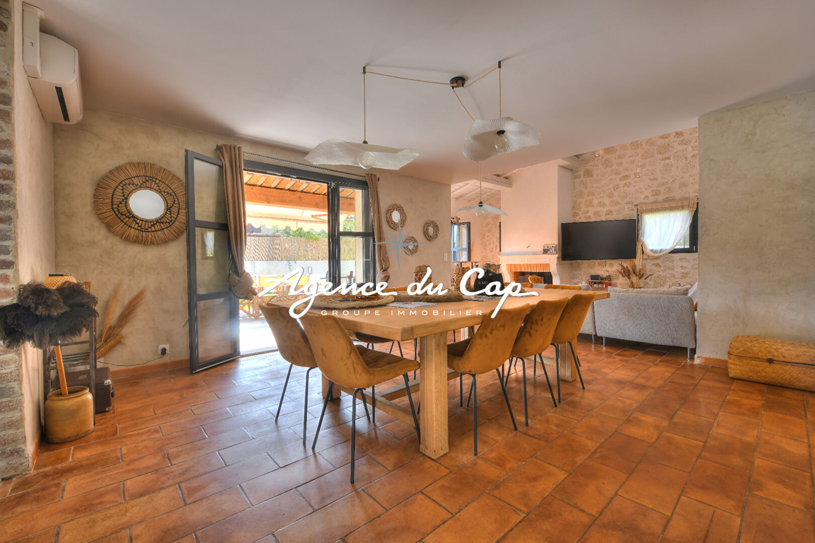 Photo VILLA 5 PIECES RENOVÉE  DE PLAIN PIED  AVEC PISCINE  ET GARAGE AU CALME A FREJUS image 3/6