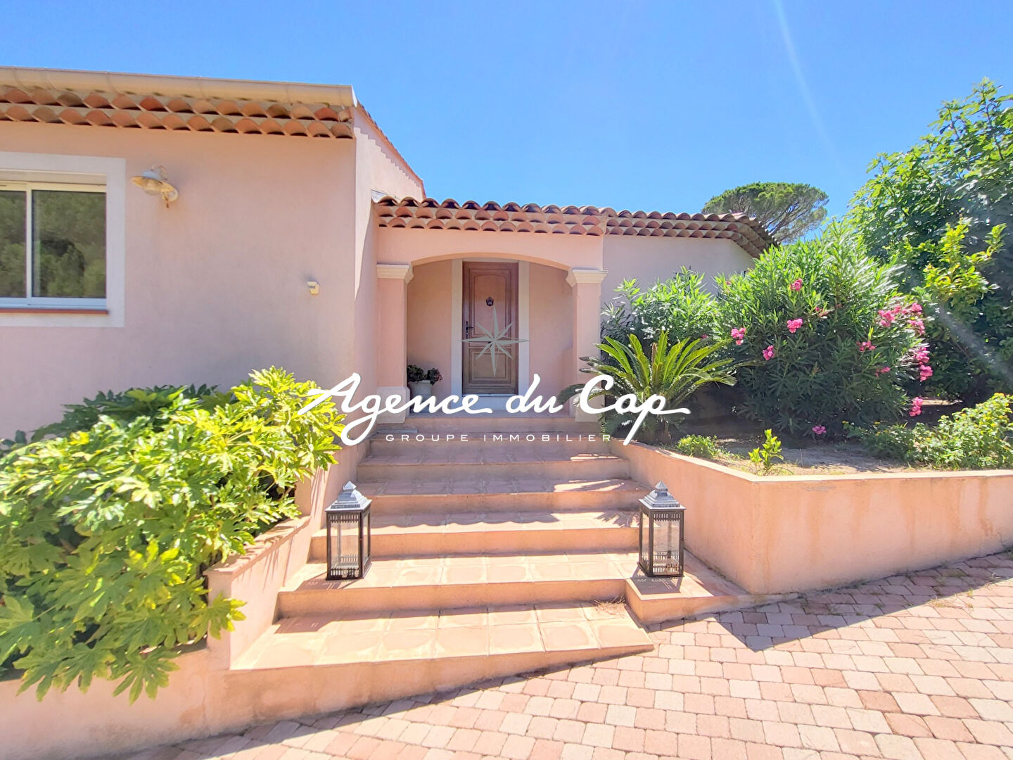Photo VILLA NEO PROVENCALE DE 215M²  AVEC 4 CHAMRES, A PIEDS DES PLAGES, À SAINTE MAXIME LE SEMAPHORE image 3/6