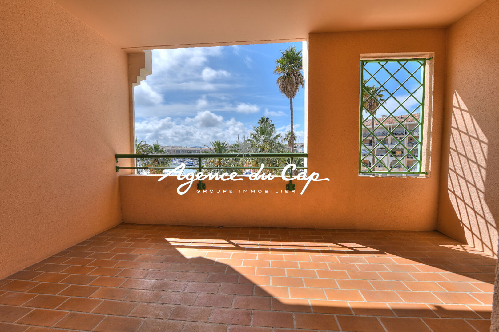Photo APPARTEMENT 3 PIECES DE 68M² AVEC 2 CHAMBRES ET TERRASSE VUE SUR LE PORT DE FRÉJUS image 3/6
