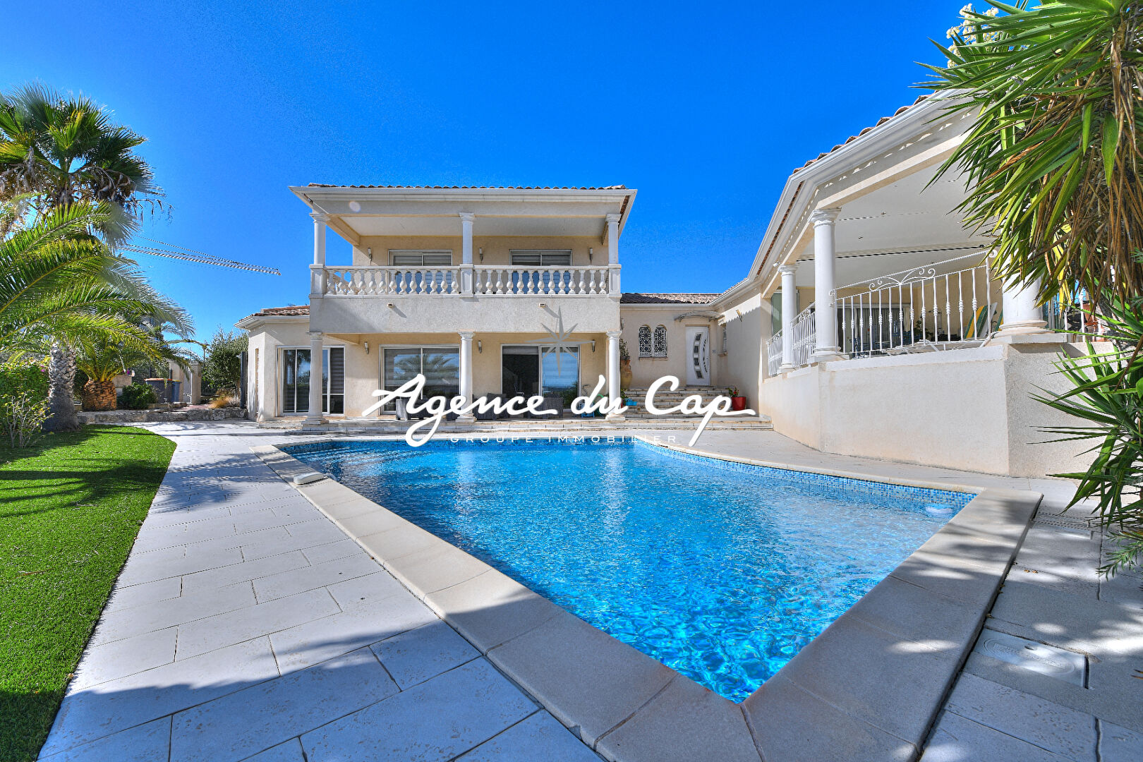 VILLA 6 PIECES DOMAINE SECURISÉE PISCINE GARAGE BON STANDING CALME A FREJUS