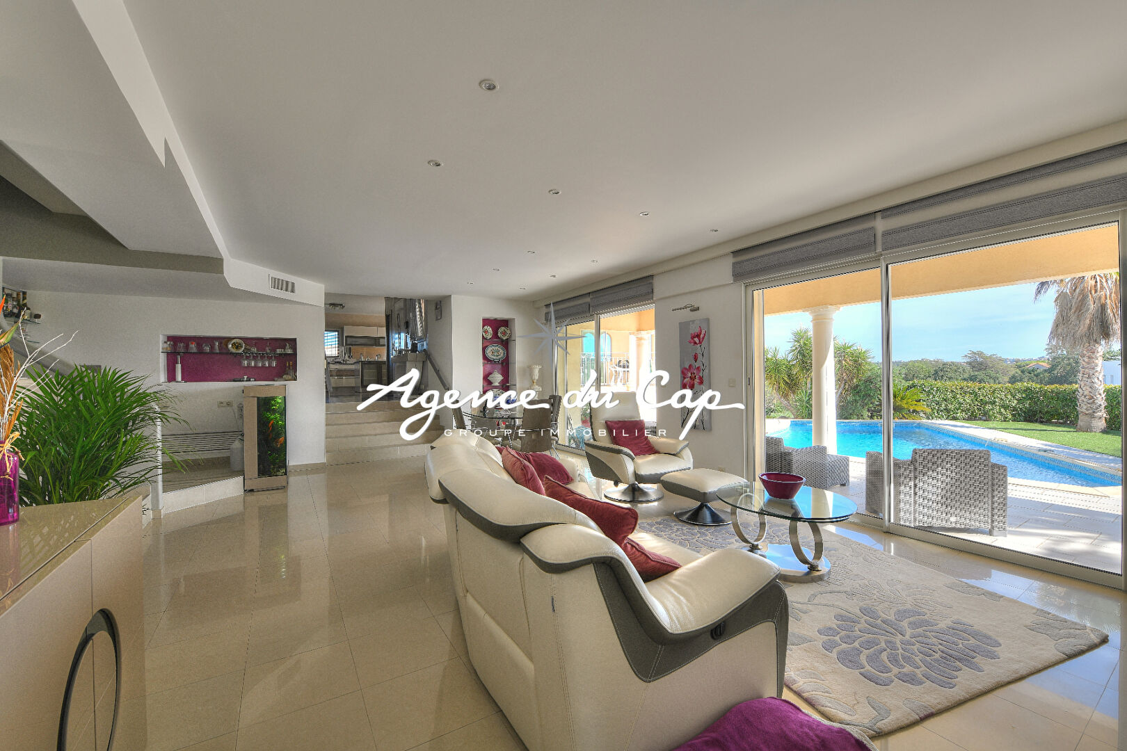 Photo VILLA 6 PIECES DOMAINE SECURISÉE PISCINE GARAGE BON STANDING CALME A FREJUS image 2/6