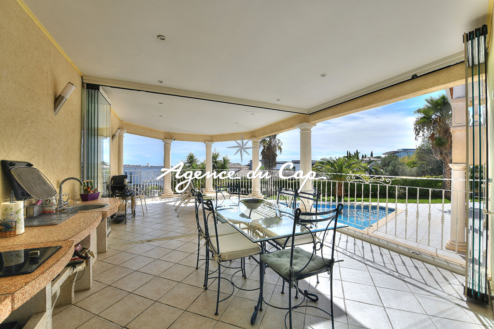 Photo VILLA 6 PIECES DOMAINE SECURISÉE PISCINE GARAGE BON STANDING CALME A FREJUS image 3/6