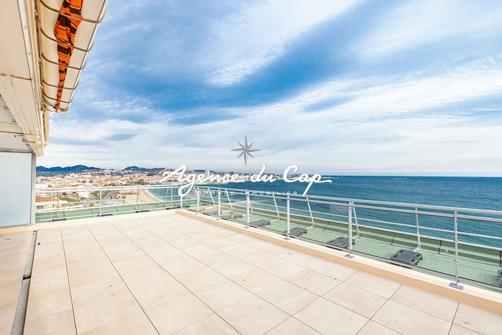 Photo APPARTEMENT FRONT DE MER AVEC VUE MER  PANORAMIQUE 4 PIECES TERRASSE ET GARAGE image 3/6