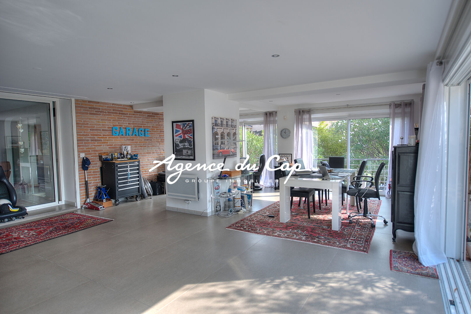 SAINT RAPHAEL, APPARTEMENT 4/5 PIECES RDJ 104 m2 + 64 m2, 2/ 3 CHAMBRE, GRAND EXTERIEUR.