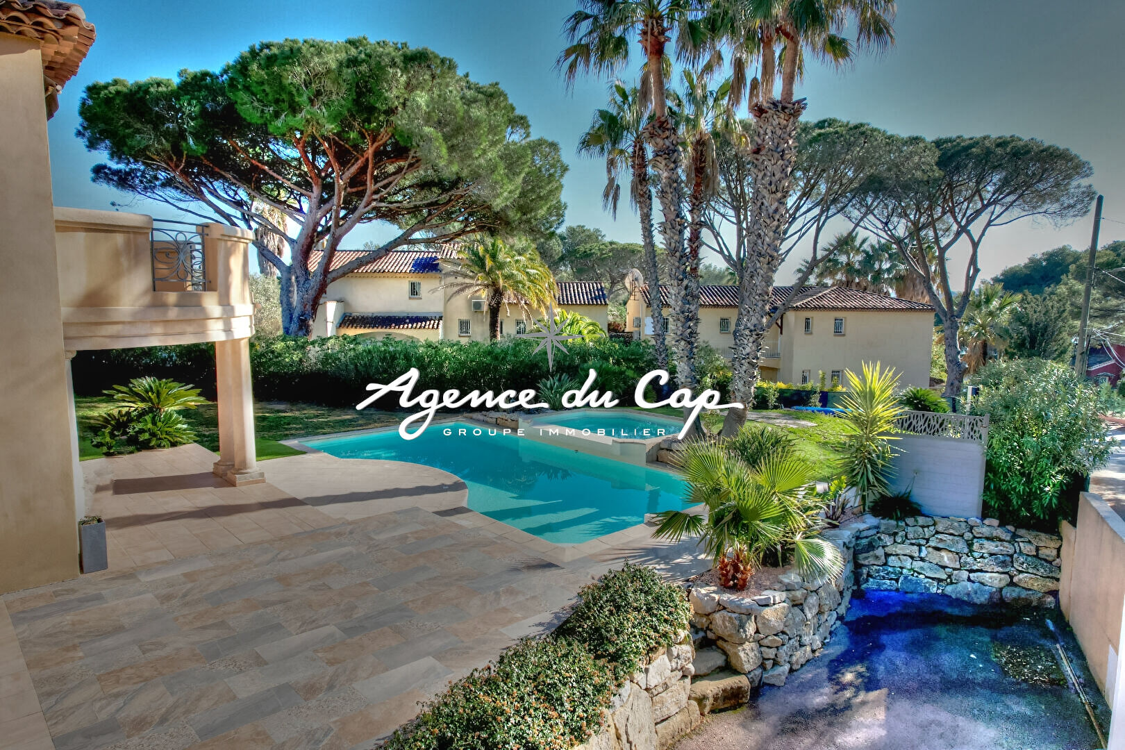 Photo À VENDRE VILLA PROVENÇALE DE 223 M² 5 PIÈCES  AVEC 3 CHAMBRES, À 100 M DES PLAGES DE SAINTE-MAXIME image 2/6