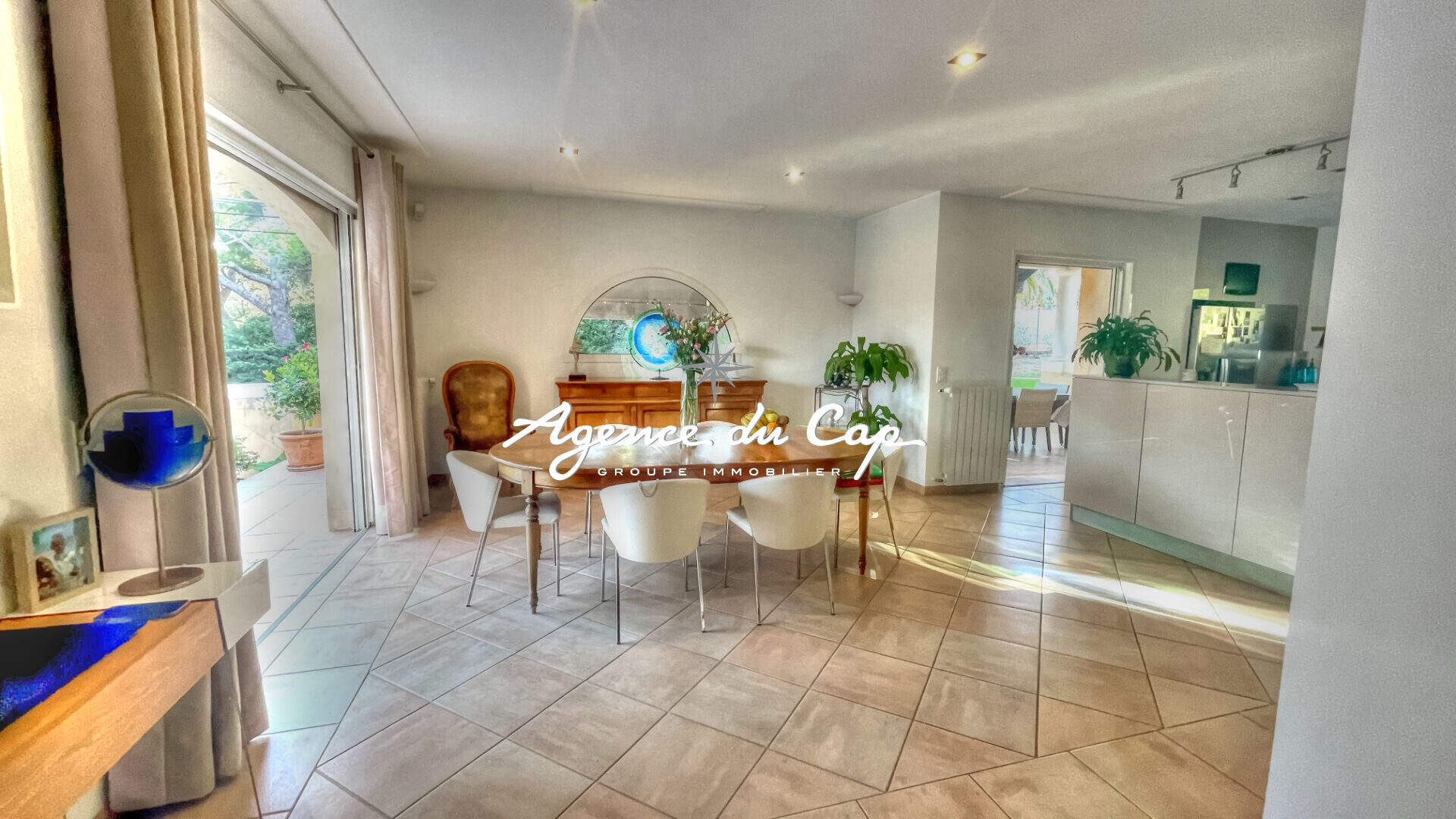Photo À VENDRE VILLA PROVENÇALE DE 223 M² 5 PIÈCES  AVEC 3 CHAMBRES, À 100 M DES PLAGES DE SAINTE-MAXIME image 6/6