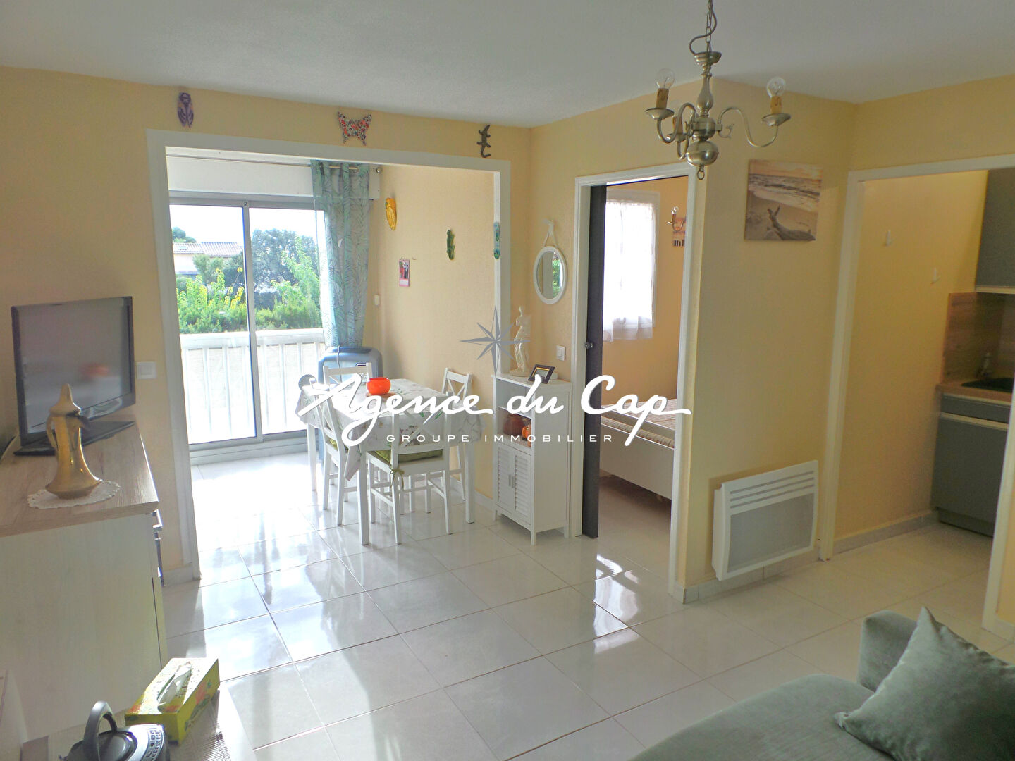 Photo APPARTEMENT 2 PIECES À VENDRE AVEC POSSIBILITÉ D'UN GARAGE EN SOUS SOL, SITUÉ AU CENTRE VILLE DE SAINT AYGULF À PIED DES COMMERCES image 3/6