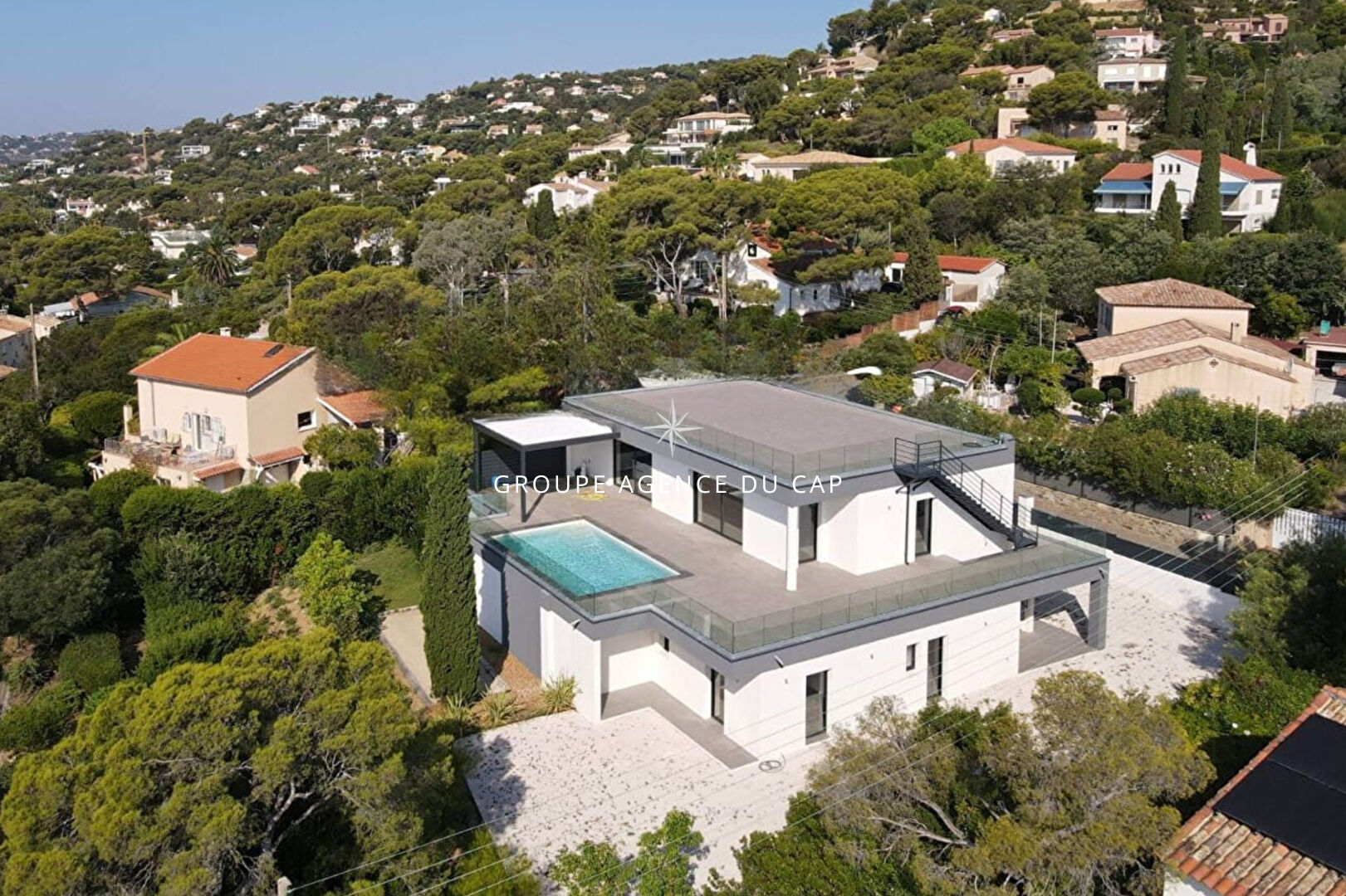 Photo VILLA CONTEMPORAINE DE 258 M² 7 PIÈCES, AVEC VUE MER, À PIED DES PLAGES AUX ISSAMBRES image 3/6