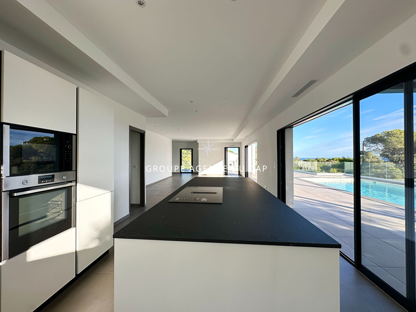 Photo VILLA CONTEMPORAINE DE 258 M² 7 PIÈCES, AVEC VUE MER, À PIED DES PLAGES AUX ISSAMBRES image 6/6