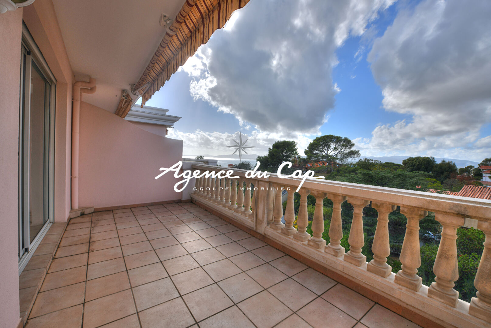 APPARTEMENT VUE MER  DERNIER ETAGE TERRASSE ET GARAGE RESIDENCE RECENTE PROCHE MER ET CENTRE VILLE DE SAINT RAPHAEL