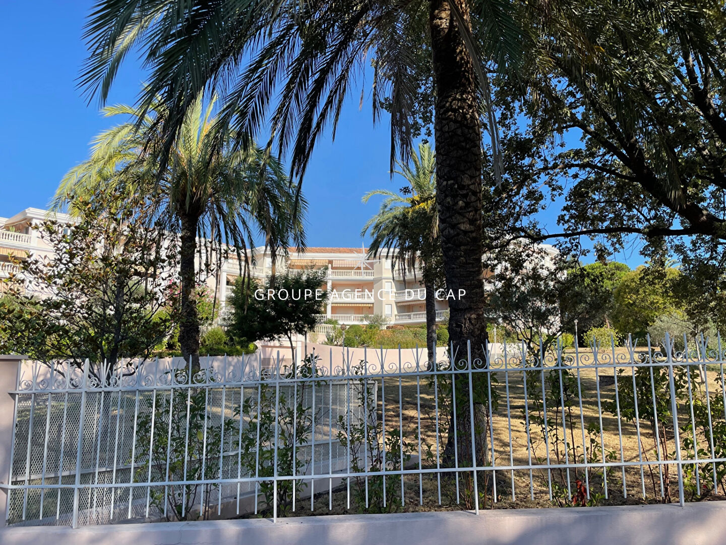 Photo APPARTEMENT VUE MER  DERNIER ETAGE TERRASSE ET GARAGE RESIDENCE RECENTE PROCHE MER ET CENTRE VILLE DE SAINT RAPHAEL image 3/6